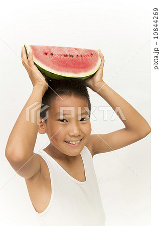 スイカを頭に乗せる男の子 10844269