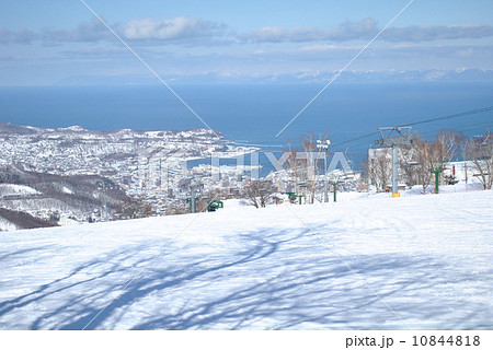 ゲレンデから海を眺められるスキー場(小樽天狗山スキー場) ゲレンデから海を眺められるスキー場(小樽天狗山スキー場) 10844818