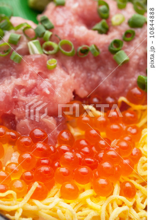 イクラ・ネギトロ丼 10844888