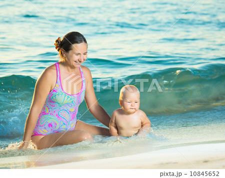 Baby and mother 10845652