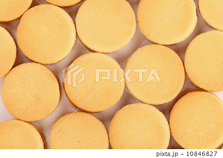 Honeycomb of biscuit sandwich with white filling. 10846827