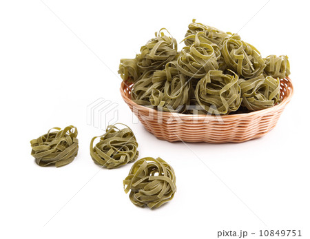 Tagliatelle paglia e fieno at basket. 10849751
