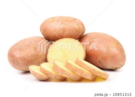 Ripe red potatoes and slices. 10851313