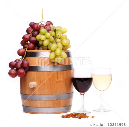 Grape on the barrel, glasses of wine, raisins 10851998