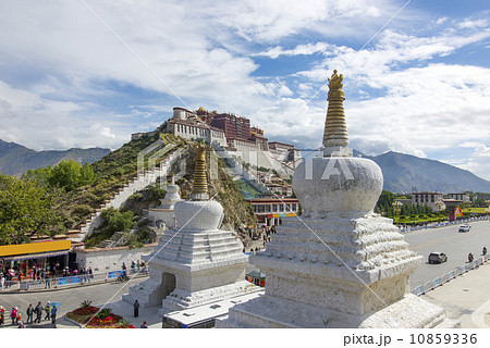 Potala palace in Lhasa, Tibet 10859336