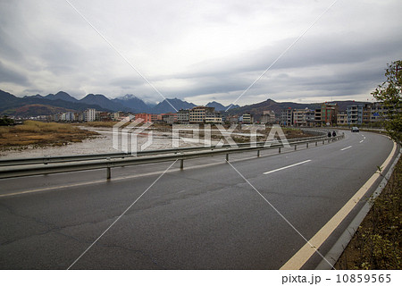 Snow in China's villages and roads 10859565