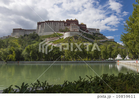 Potala temple in Lhasa Tibet 10859611