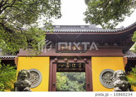 Chinese temple entrance Chinese temple entrance 10860234