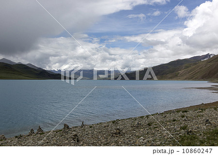 China Tibet Yangzhuoyongcuo, lakes and snow-capped mountains. China Tibet Yangzhuoyongcuo, lakes and snow-capped mountains. 10860247