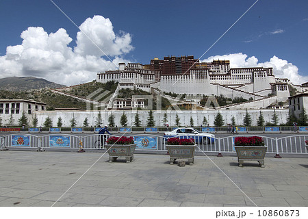 Potala palace in Lhasa, Tibet 10860873