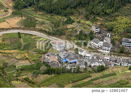 In China, Wenzhou, "Yandang Mountain", at the foot of the mountain villages and islands. (Yandang Mountain is China's famous geological park, formed in 120 million years ago) 10861007