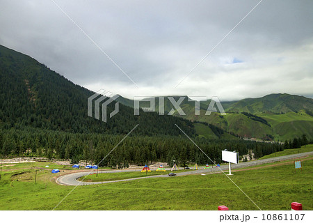 Scenic winding road 10861107