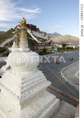 Potala palace in Lhasa, Tibet 10861413