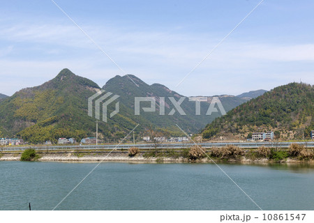 Mountain village lake Mountain village lake 10861547