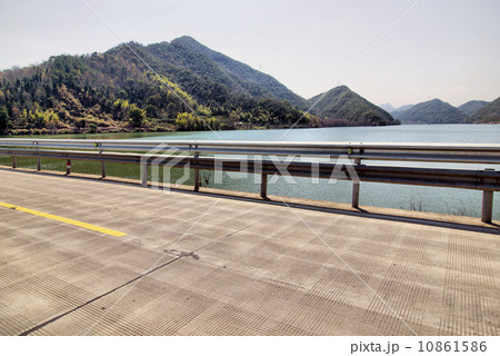Beautiful lake road Beautiful lake road 10861586