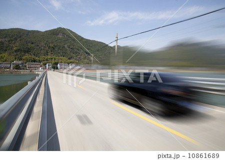 Beautiful lake road 10861689