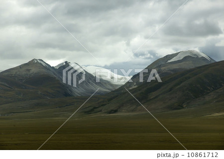 Tibet's snow-capped mountains in China Tibet's snow-capped mountains in China 10861712