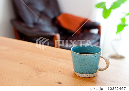 リビングのコーヒーカップ 10862467