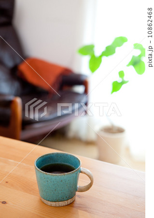 リビングのコーヒーカップ ライフスタイル リビングのコーヒーカップ ライフスタイル 10862468