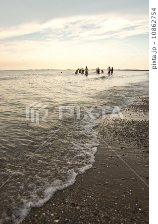 海水浴を楽しむ若者と夕焼け 海水浴を楽しむ若者と夕焼け 10862754