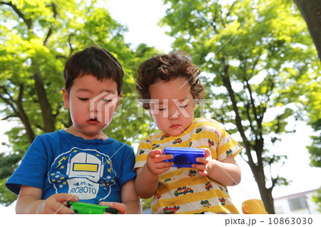 新緑の中でくつろぐ子供 新緑の中でくつろぐ子供 10863030