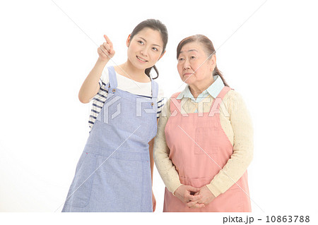 エプロン姿の女性二人の写真素材