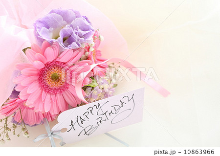 ガーベラの花束と手書きバースデーカードの写真素材 10863966 Pixta