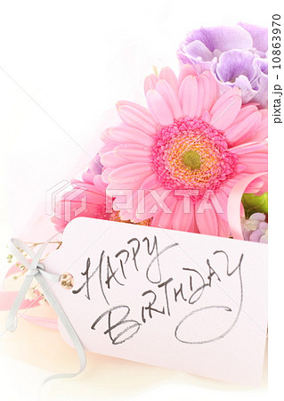 ガーベラの花束と手書きバースデーカードの写真素材