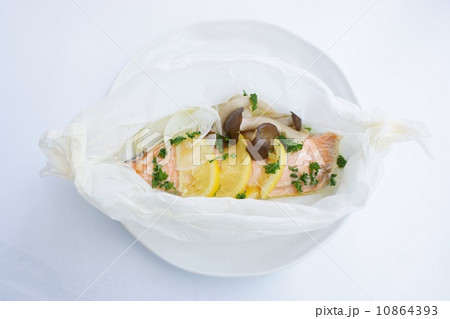 塩レモンと鮭の包み焼 10864393