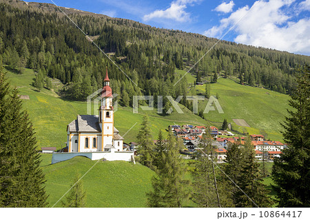 チロル地方の赤い屋根の教会 チロル地方の赤い屋根の教会 10864417