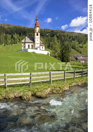 チロル地方の赤い屋根の教会 チロル地方の赤い屋根の教会 10864418