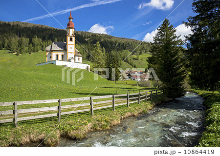 チロル地方の赤い屋根の教会 チロル地方の赤い屋根の教会 10864419