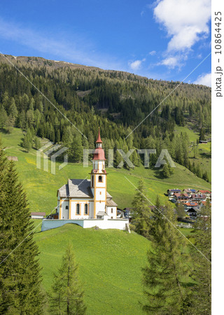 チロル地方の赤い屋根の教会 チロル地方の赤い屋根の教会 10864425