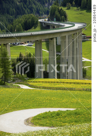 チロルの谷間を行くアウトバーン チロルの谷間を行くアウトバーン 10864489