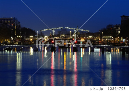 オランダ　アムステルダムのマヘレの跳ね橋 10864793