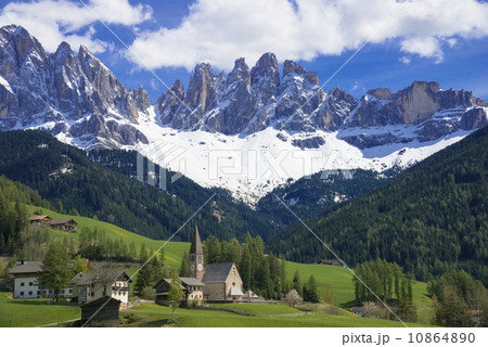 フネ谷の春景色とドロミティアルプス 10864890