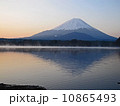 日の出前の富士山 10865493