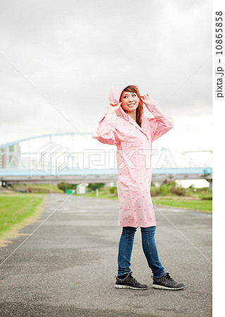 女性　雨 10865858