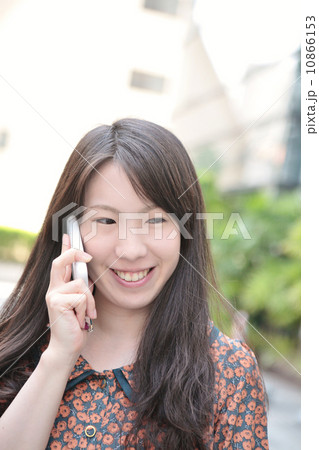 携帯電話をかける女性 携帯電話をかける女性 10866153