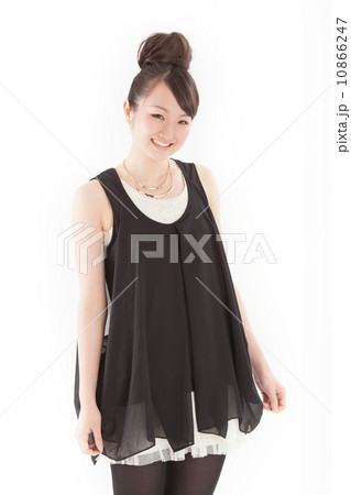 可愛らしいおだんごヘアーにお洒落なドレスを着たキュートな女の子 可愛らしいおだんごヘアーにお洒落なドレスを着たキュートな女の子 10866247