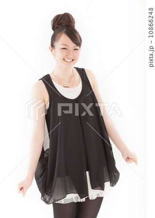 可愛らしいおだんごヘアーにお洒落なドレスを着たキュートな女の子 可愛らしいおだんごヘアーにお洒落なドレスを着たキュートな女の子 10866248