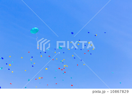 青空に飛んでゆく沢山の風船 10867829