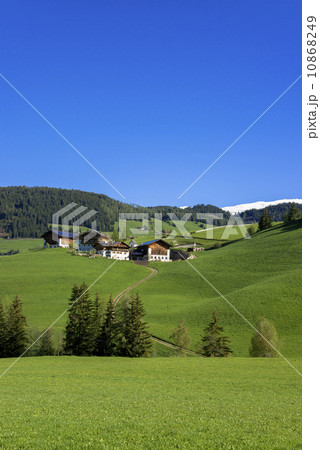 ドロミテ地方の春景色 10868249