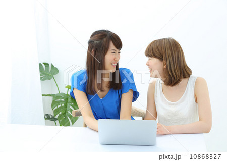 ノートパソコンを使う二人の若い女性 ノートパソコンを使う二人の若い女性 10868327