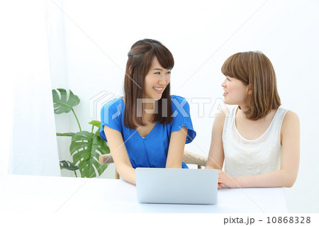 ノートパソコンを使う二人の若い女性 ノートパソコンを使う二人の若い女性 10868328