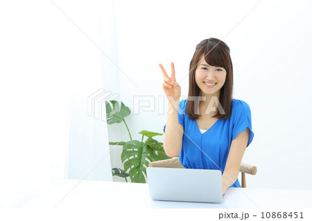 ノートパソコンを使う若い女の子 10868451