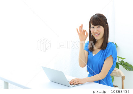 ノートパソコンを使う若い女の子 10868452