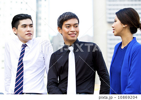 Office worker in light business discussion outdoor 10869204