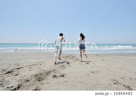 砂浜を走る若いカップル 砂浜を走る若いカップル 10869485