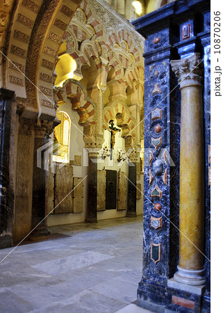 イスラム建築内のキリスト像　メスキータ　【スペイン】 10870206